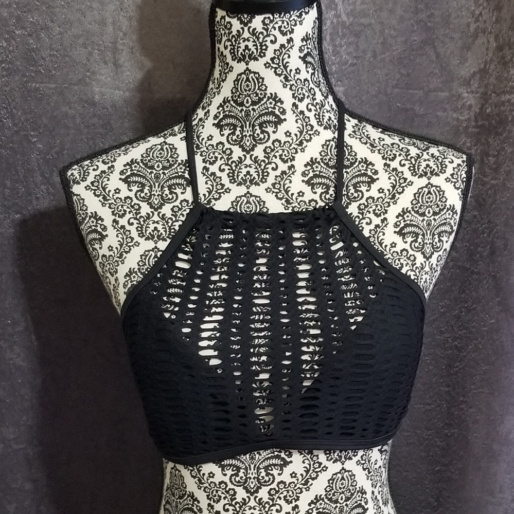 NO BOUNDARIES crochet crop top